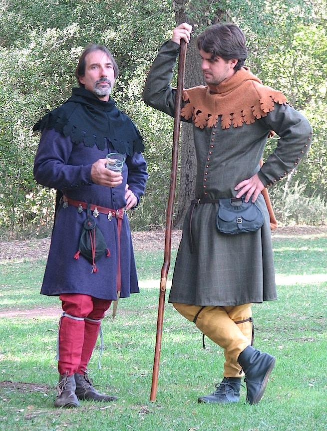 Катарди. Котарди 14 век мужское. Котарди одежда средневековья. Котта Средневековая мужская 14 век. Котарди одежда средневековья мужская.